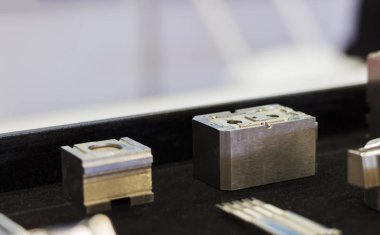 Araç ve küf üretimi için metal parçaları