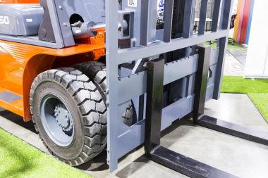 Forklift kamyon. Dizel denkleştirme kamyon. Depo donatımı