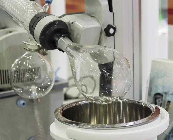 Un evaporador rotatorio en laboratorio químico — Foto de Stock