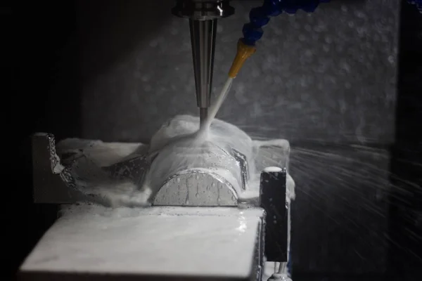 ЧПУ обрабатывающий центр резки части с белым охладителем — стоковое фото