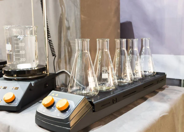 Bicchieri vuoti su agitatore magnetico e riscaldatore — Foto Stock