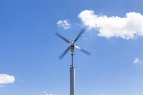 The wind turbines againt blue sky — Stock Photo, Image