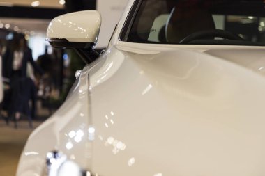 modern ve zarif arabanın yan görünümü aynası