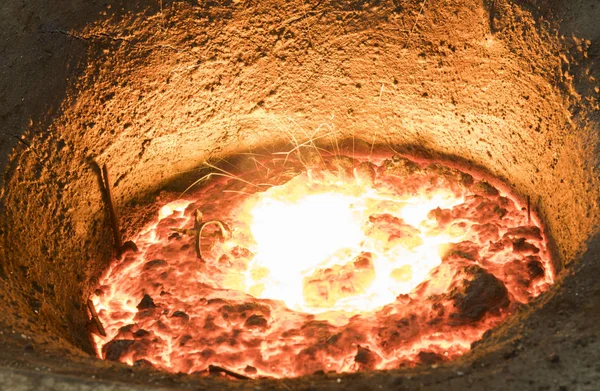 Расплавленный металл в индукционной печи — стоковое фото