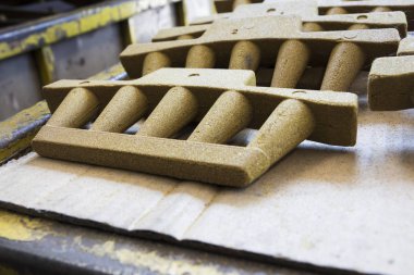 Reçine kaplı kumdan yapılmış çekirdek 