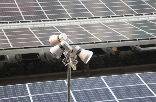 태양 전지 패널 지붕 led 극 — 스톡 사진