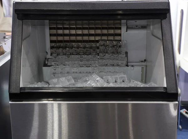 Würfeleis in der Eismaschine — Stockfoto