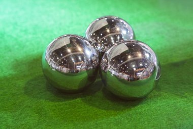 üç çelik bilyalar 