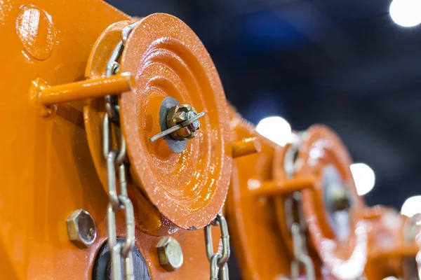 Przemysłowe łańcuchy ze stali w pomarańczowy wciągników — Zdjęcie stockowe