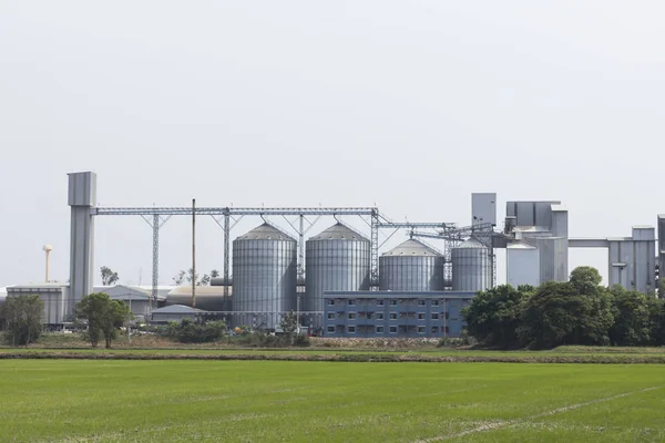 Fabriek en opslag silo's voor veevoer — Stockfoto