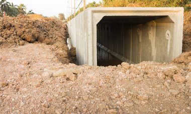 Yapılarda büyük boyutta kare beton rögar kapakları kuruluyor