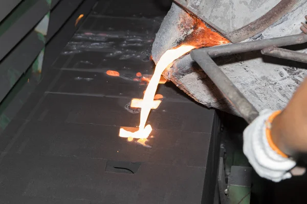 Eisen geschmolzenes Metall in Sandform gießen — Stockfoto