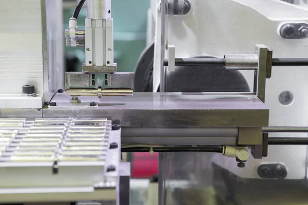 Robot brazo recoger pequeñas piezas mecanizadas al siguiente proceso de fabricación — Foto de Stock