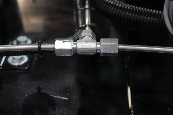 Endüstri makinesindeki boru sisteminin üç kavşağı; mühendis — Stok fotoğraf
