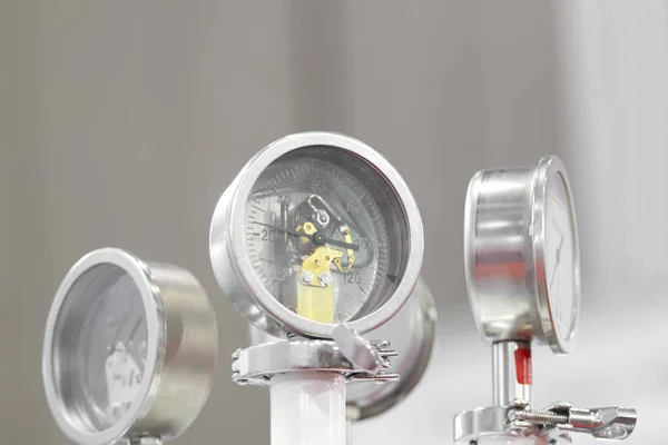 Medidor de temperatura no equipamento da máquina para o processo de produção — Fotografia de Stock