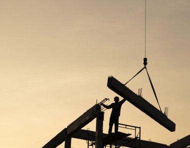 Mobil c tarafından inşaat alanındaki ön döküm beton kiriş