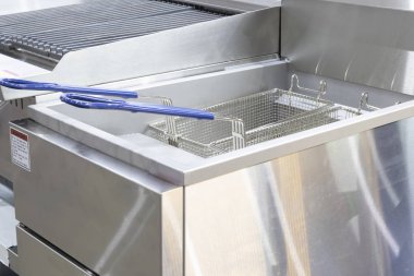 Mutfak restoranı için yeni boş modern profesyonel fritöz sepeti; Gıda endüstrisi arka planı