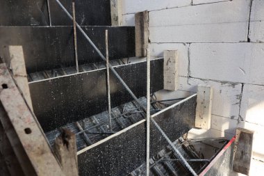 Ahşap işçiliği ve çelik çubuk beton merdiven inşaatı için hazır.