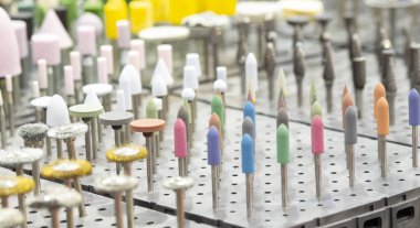 ölüm veya araç gereçleri için çok küçük cilalama araçları; yüzey kaldırmak için kullanın; endüstriyel ekipman arka planı