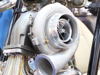 Turbo dizel motoru için şarj cihazı takımlar; demir, alüminyum, çelik döküm ve işleme işlemi üzerinden yapılan.