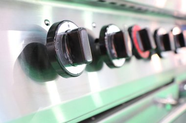 Mutfak ocağının siyah düğmesini kapat; düğme