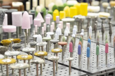 ölüm veya araç gereçleri için çok küçük cilalama araçları; yüzey kaldırmak için kullanın; endüstriyel ekipman arka planı