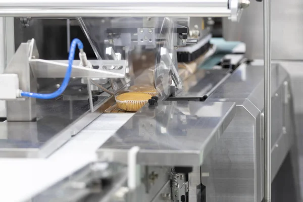 Máquina Embalaje Cupcake Backgound Negocio Industrial Alimentos Enfoque Selectivo —  Fotos de Stock