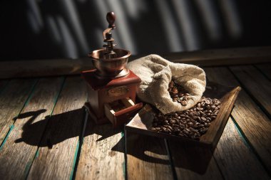Natürmort kahve çekirdekleri ve ahşap arka plan üzerinde eski değirmen