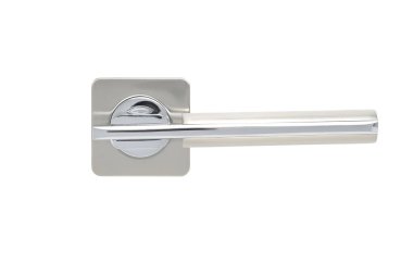 Metal kapı kolu beyaz arkaplanda izole edildi