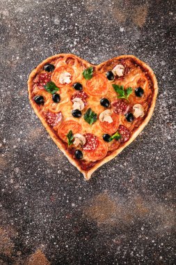 Kalp değil hazır pizza domates ve mozzarella ile Sevgililer günü için vintage beton zemin üzerine şeklinde. Romantik aşk kavramını gıda