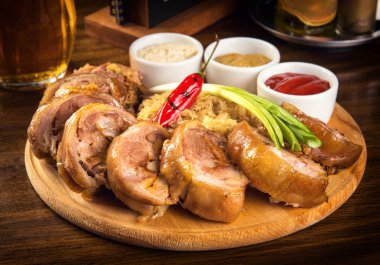 Haşlanmış lahana ve soslar ahşap tepsi ile kavrulmuş domuz nağmeleme