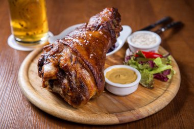 Domuz eti ile haşlanmış lahana, turp ve hardal, kavrulmuş parmak eklemi hizmet bir kupa bira