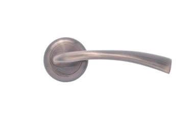 Beyaz arka plan yan görünüm üzerinde izole metal kapı kolu