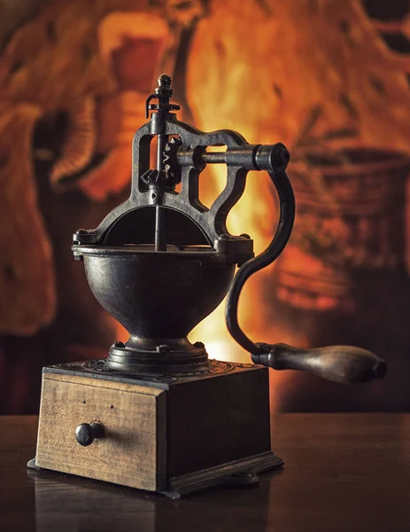 Amolador de café velho enorme na mesa de madeira. Tonificado vintage — Fotografia de Stock