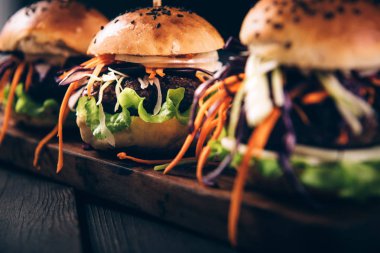 Taze sebze ile lezzetli ev yapımı hamburger. Tonda vintage