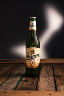 Minsk, Beyaz Rusya - 07 Ocak 2017: beyaz zemin üzerine izole Staropramen şişe bira. Çek Cumhuriyeti'nde en büyük ikinci bira Staropramen bira olduğunu