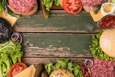Malzemelerle kopya alanı tarifi veya metin için hamburger ahşap masa üzerinde sınır arka plan için. Üstten Görünüm