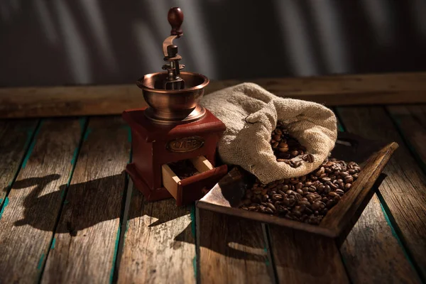 Molino de café sobre fondo rústico oscuro. Mesa de madera — Foto de Stock