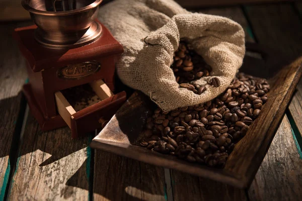 Molino de café sobre fondo rústico oscuro. Mesa de madera — Foto de Stock