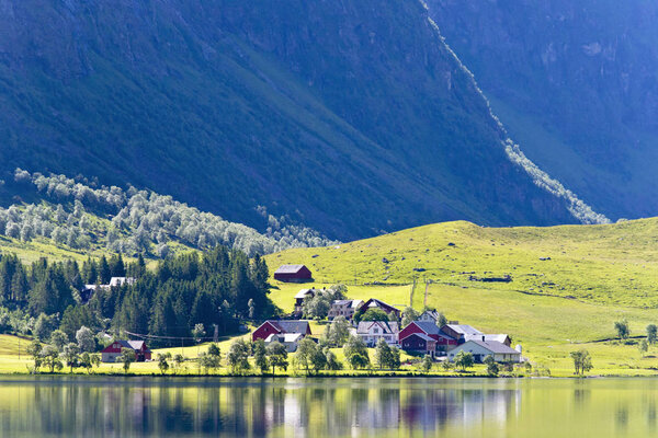 Потрясающий вид на город, деревню, дома с высотой
