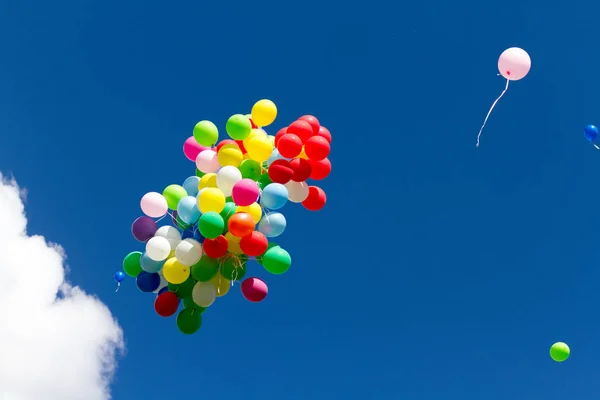mavi gökyüzünde birçok parlak baloons