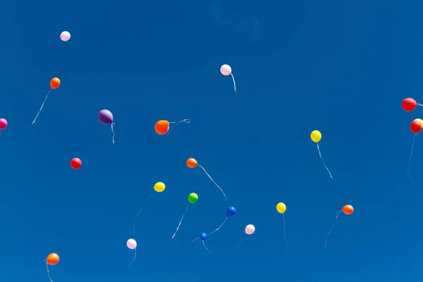 Många ljusa baloons i den blå himlen — Stockfoto