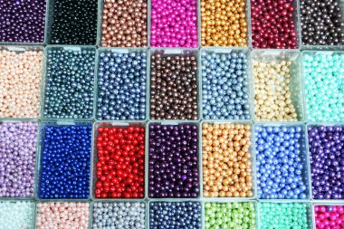 Çok renkli çeşitli boncuklar bir kutusunda ayarlayın. El takı yapılır. ABS