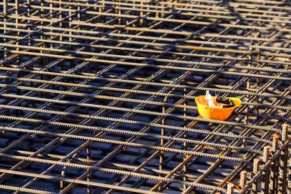 Sarı baret inşaat sahasında