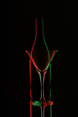 cam şişe şarap ve bardağı siyah arka plan üzerine