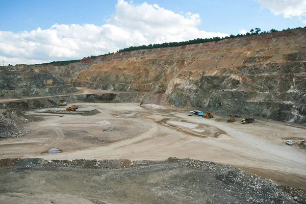 Boden des Tagebaus und Maschinen in einem Tagebau — Stockfoto
