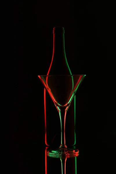 cam şişe şarap ve bardağı siyah arka plan üzerine