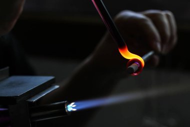 cam eritme için araçları ile kadının el