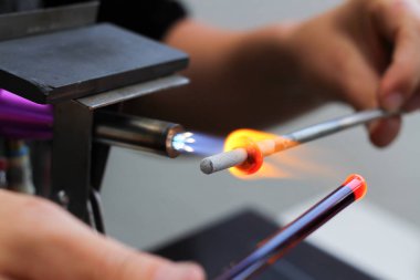 cam eritme için araçları ile kadının el
