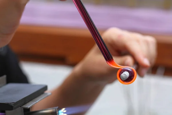 cam eritme için araçları ile kadının el